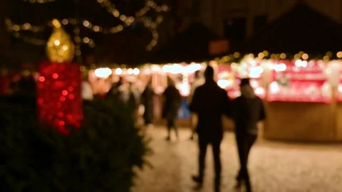 Blurred People Walking Through a Christmas Market Vídeo Stock 345405046