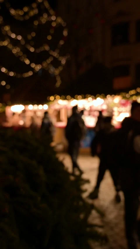 Blurred People Walking Through a Christmas Market Видео 345410023