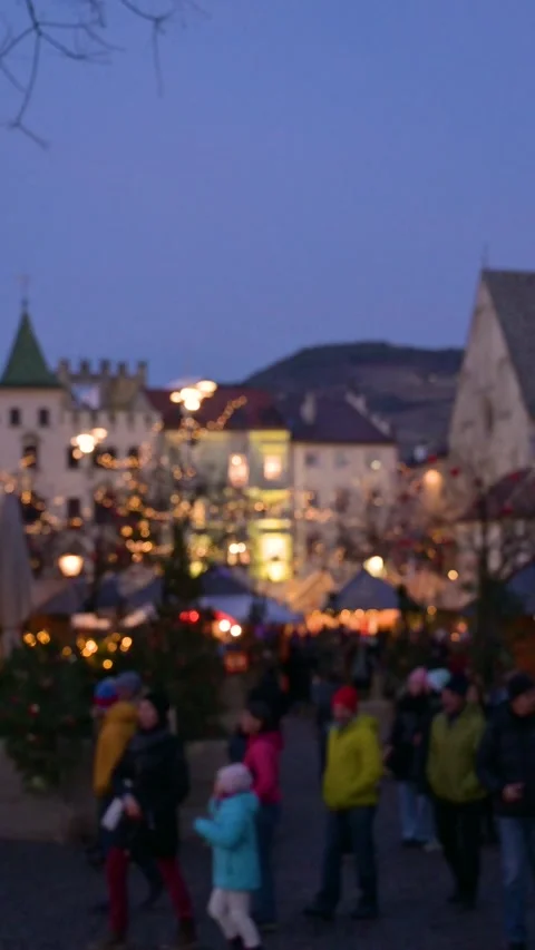 Blurred People Walking Through a Christmas Market Vídeo Stock 345410126
