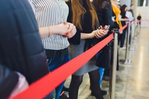 Blurred picture of Long Passenger Queue Waiting for Check-in at Airport Check-in Foto stock