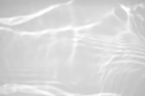 Blurred shadow and light caustic effect on a white wall Illustrazione stock