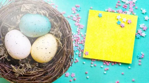 Blurred Spring Easter composition with colorful Easter eggs in nest. Foto stock
