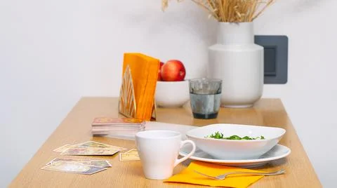 Blurred Tarot cards layout on the table. Esoteric concept and astrology Foto stock