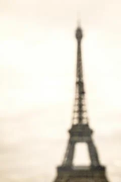 Blurred vertical shot of an Eiffel Tower in Paris, France Foto stock