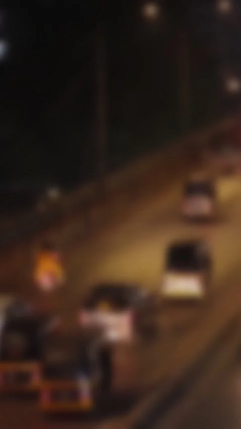 Blurred view of the busy road traffic late in the evening in Mumbai, India. Stock Footage 305865149
