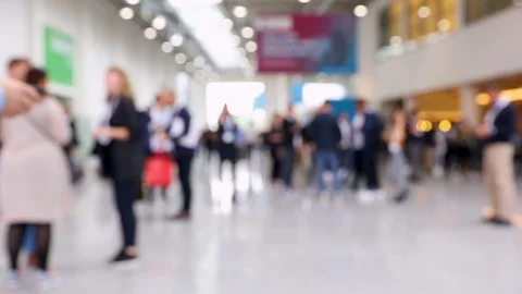 Blurred view of crowd of trade fair visitors in exhibiton hall Vidéo 116026375