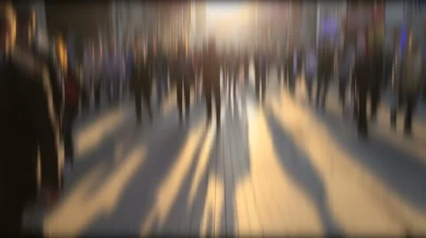 Blurry crowd and shadows on beyoglu street 库存影片 58142433