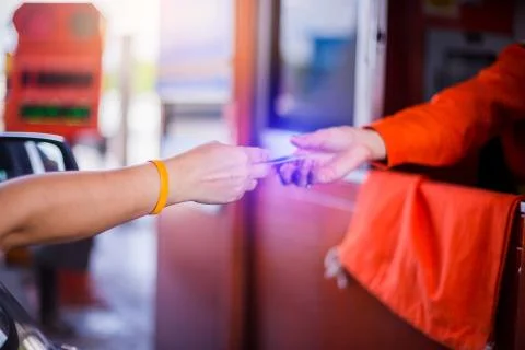 Blurry hands of driver pay for the expressway. Foto stock