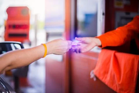 Blurry hands of driver pay for the expressway. Stockfoto's