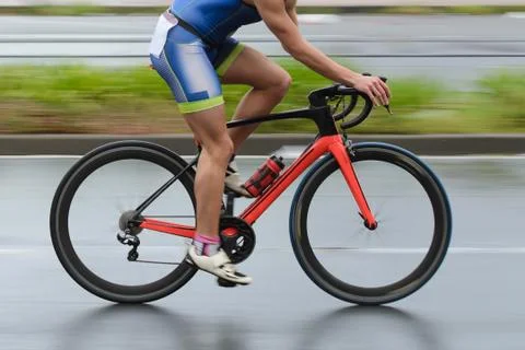 Blurry image of a cyclist in motion Stock-Fotos