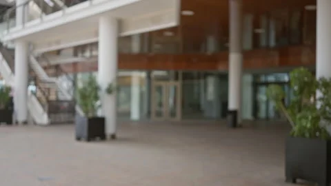Blurry image of a modern office building lobby with indoor plants and natur.. Vidéo 280328554