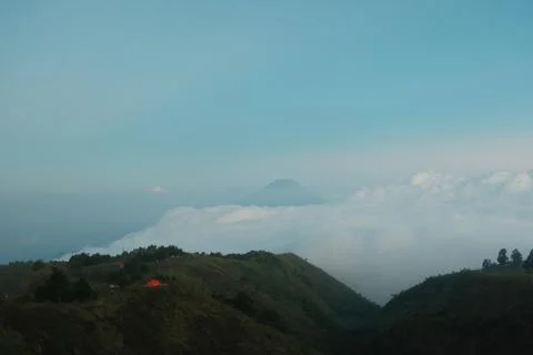 A blurry image of a mountain range with a red house in the foreground Fotos Stock