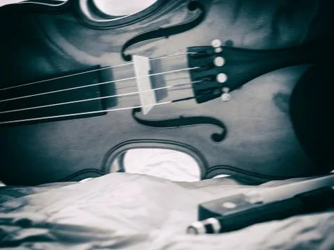 The blurry light design background of front side violin and bow,black and whi Stock-Fotos