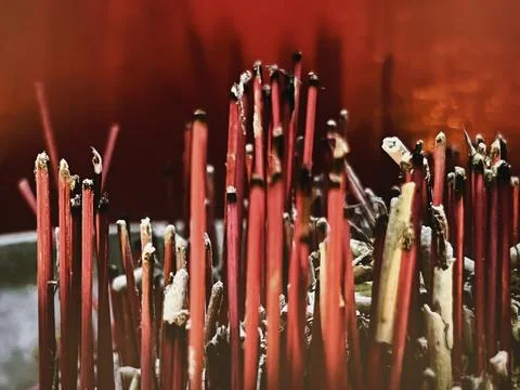 Blurry light design background of Lighted incense sticks are gone in pot.fo.. Stock-Fotos