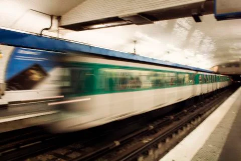 Blurry motion image of train approaching a station in subway station in Paris. Foto stock