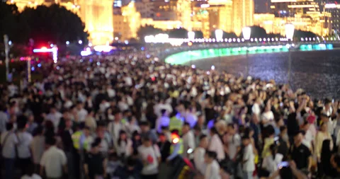 Blurry view of crowd walking along the Bund in Shanghai at night 库存影片 327649909