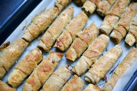 Blurry view of home made spring rolls. It contains lentils, poppy, minced meat. Foto stock