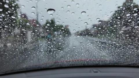 Blurry vision and water drops on car window while driving Vídeos de archivo 292793853