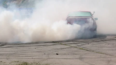 Bmw driver opens boot after burnout 스톡 동영상 164865523