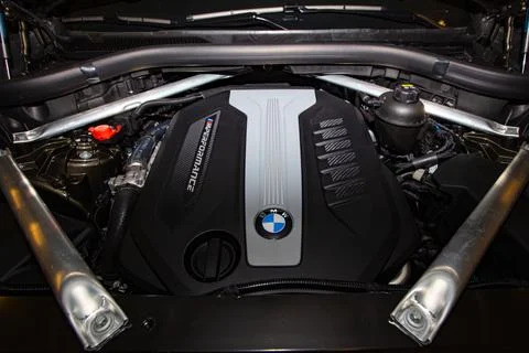 BMW x6 m50d engine compartment 스톡 사진