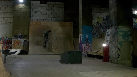 BMX Athlete Doing Tricks in underground skatebord park Vidéo 86174054