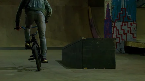 BMX Athlete Doing Tricks in underground skatebord park Vidéo 86174095