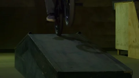 BMX Athlete Doing Tricks in underground skatebord park Vidéo 86175870