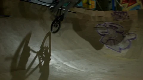 BMX Athlete Doing Tricks in underground skatebord park Vidéo 86176031
