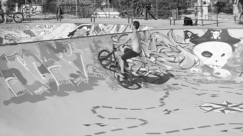 BMX Biker black&amp;white Vídeos de archivo 75431468