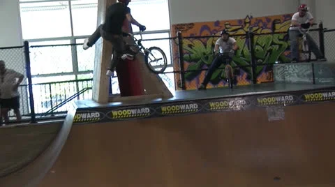 BMX Crash on Quarter-Pipe Vídeo Stock 27126856