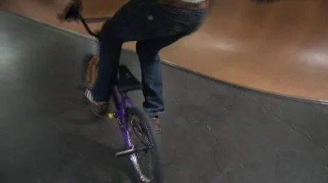 BMX Does Trick in Pool 動画素材 378825