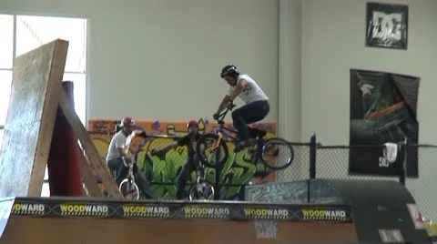 BMX Quarter-Pipe Crash 動画素材 27126839