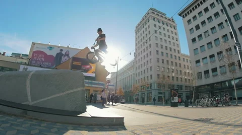 A bmx rider does an awesome trick in slow motion Video stock 57346167