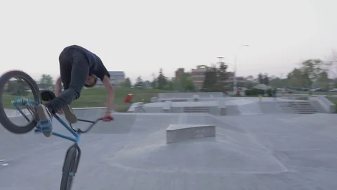 BMX rider does freestyle tricks at skate park. Video stock 119983311