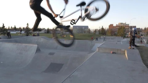 Bmx rider does tail whip on jump at skate park Stock-Footage 119983533