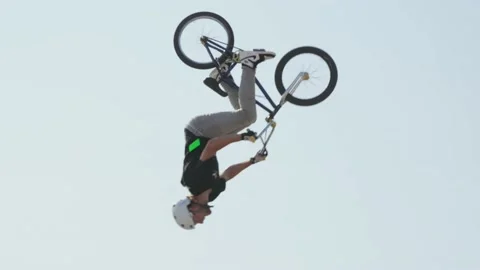 bmx rider does 360 trick in air slow mot. Stock Video Pond5