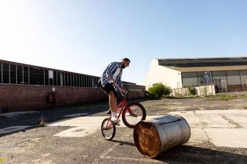 BMX rider in an empty yard 스톡 사진
