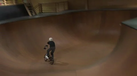 BMX Tricks in ramp 動画素材 378823