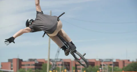 BMXer big tricks in skatepark slow motion Video stock 157166310