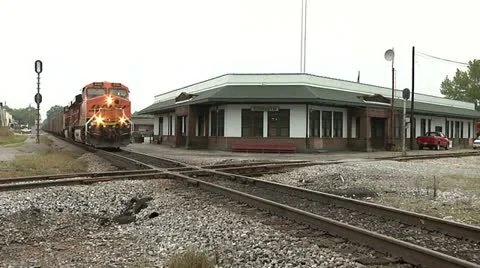 BNSF TRAIN PASSES CORINTH DEPOT 스톡 동영상 11146301