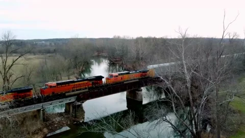 BNSF Train On a River Bridge Видео 172296874