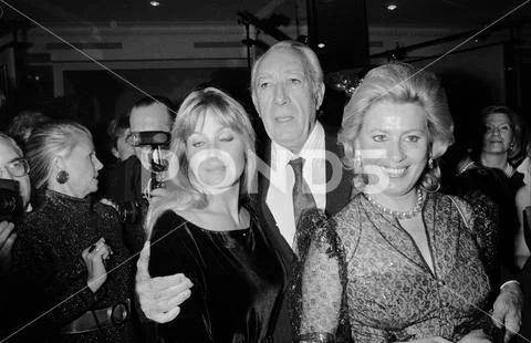 Bo Derek (L), Anthony Quinn and wife Yolanda at his art exhibit ...