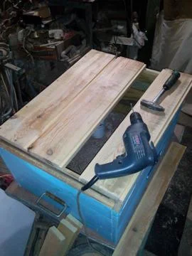 Board, drill, hammer. Foto stock