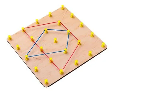 Board game with colored strings and yellow pegs for fun Foto stock