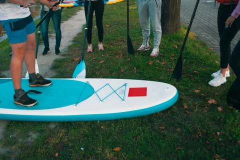 Board paddle instructing closeup. training people on water safety, Foto stock