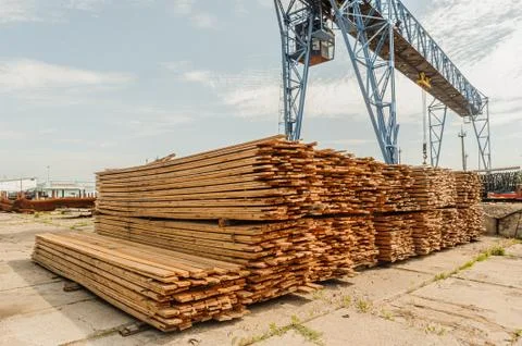 Board pine stack building materials high parallel folded dry building design Foto stock