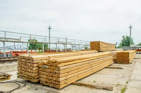 Board pine stack building materials high parallel folded dry building design Foto stock