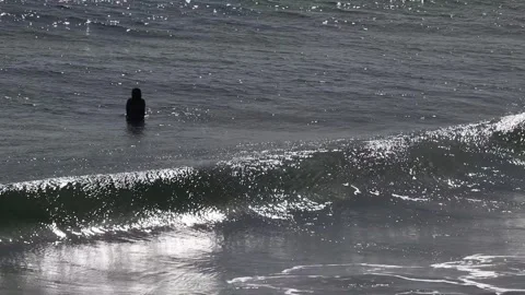 Board rider waiting in the waves 스톡 동영상 279203183