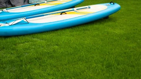 Board for rowing standing, SUP Board on the lawn Foto stock