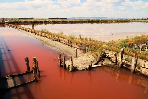 Board walks running through the different pools of the Burgas Salt Pans, fill Foto stock
